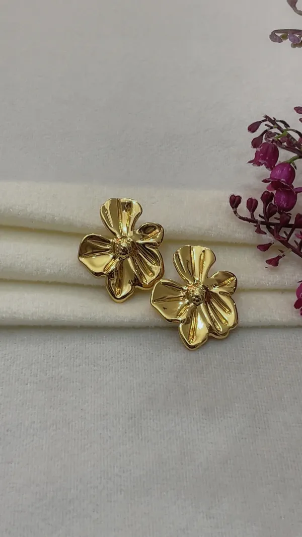 Gold-Tone_Floral_Stud_Earrings_for_Women