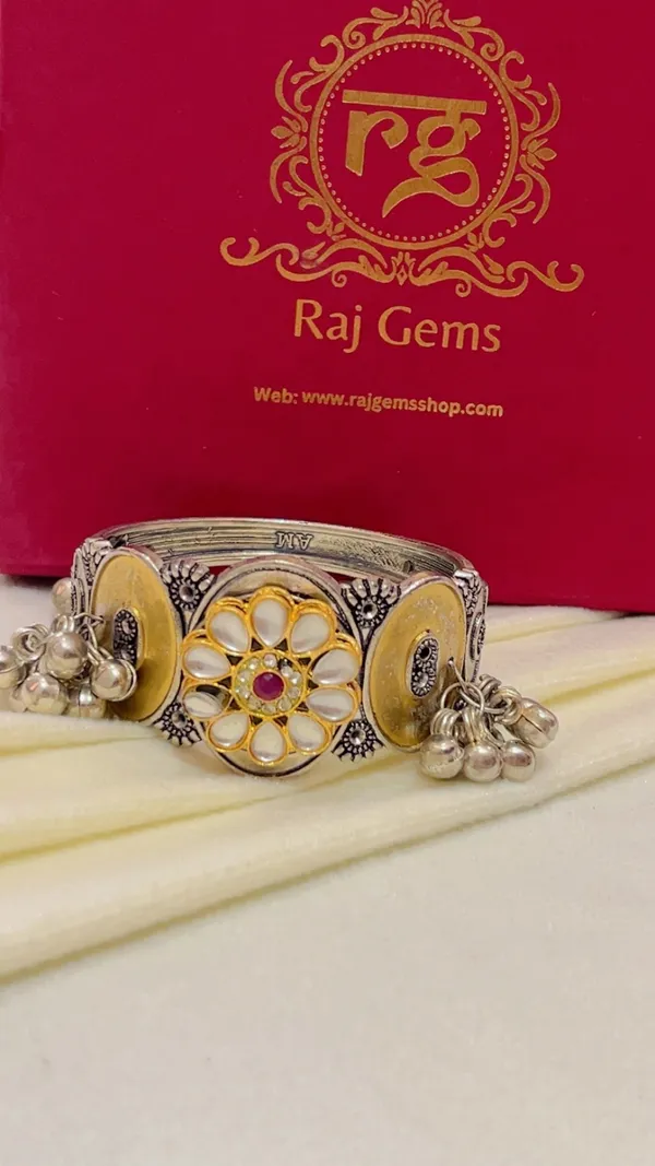 Silver_Tone_Floral_Embellished_Bangle_For_Women