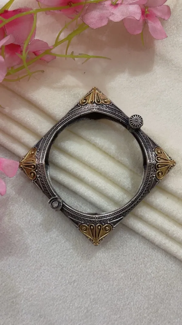 Oxidised_Metal_Geometric_Bangle_for_Women