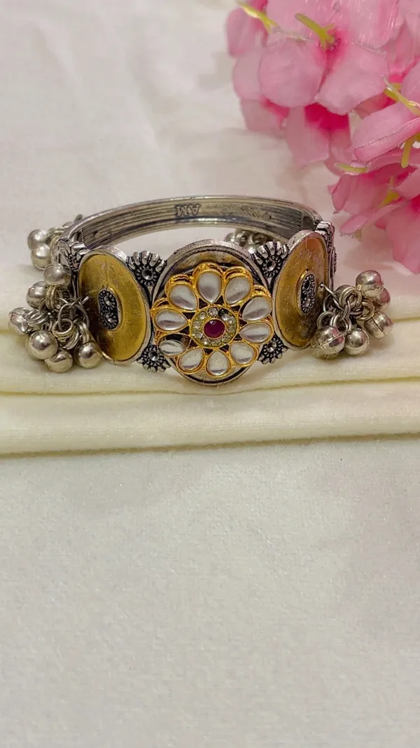 Silver_Tone_Floral_Embellished_Bangle_For_Women