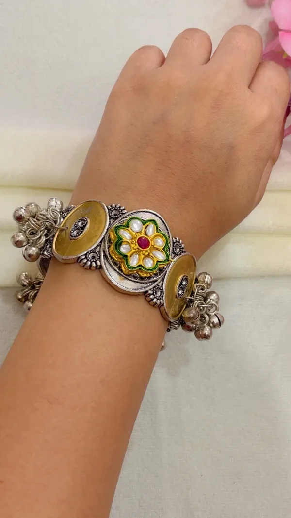 Silver_Oxidised_Floral_Charm_Bracelet_for_Women