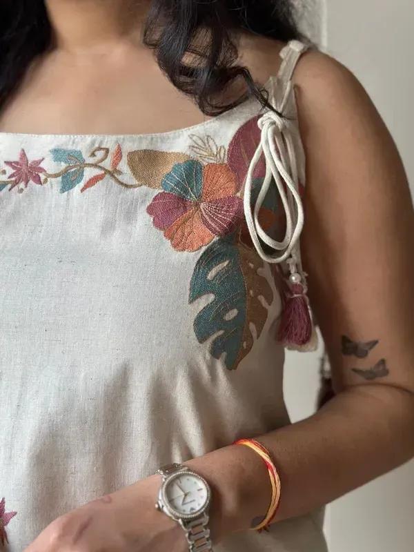 White_Cotton_Flex_Sleeveless_Embroidered_Kurti_For_Women