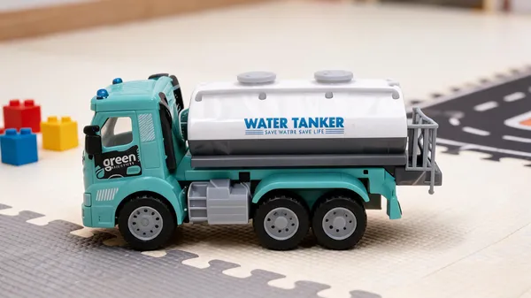 Friction_Powered_Water_Sprinkler_Tanker_Truck_Toy