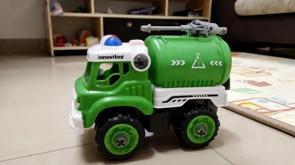 Green_Plastic_Toy_Water_Tanker_Truck