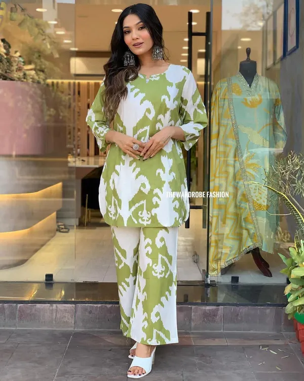 Meenashion_Women_Cotton_Blend_Kurta_Pant_Set