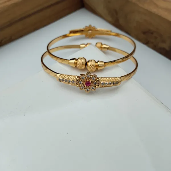 Gold_Tone_Floral_Design_Bracelet_For_Women