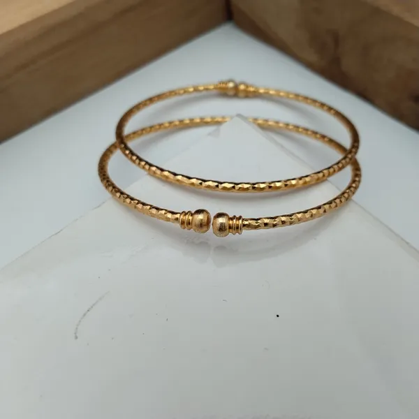 Gold_Tone_Textured_Bangle_Bracelet_For_Women