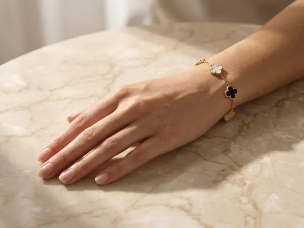 Gold_Stainless_Steel_Black_White_Clover_Charm_Bracelet_For_Women