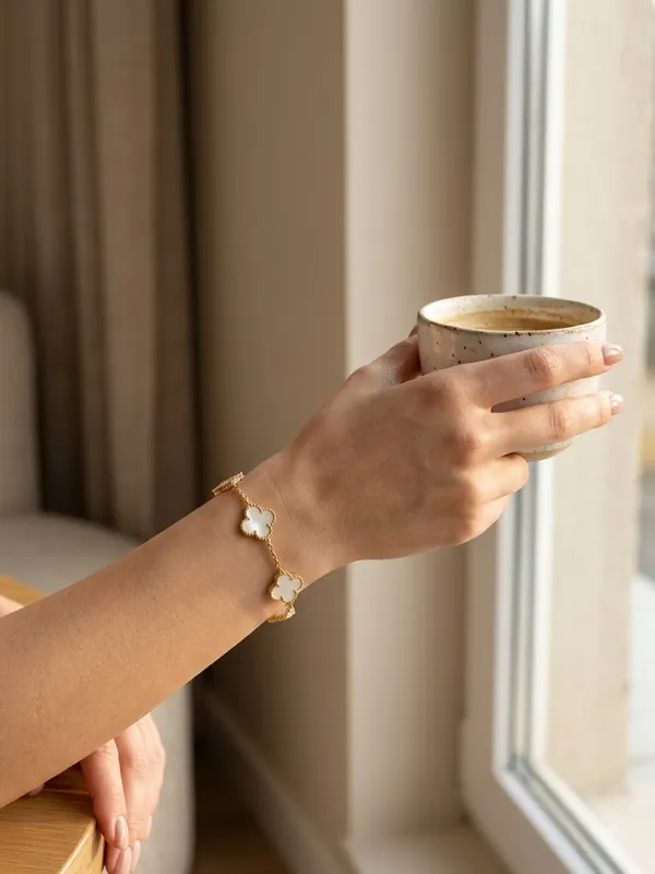Gold_Stainless_Steel_Clover_Motif_Chain_Bracelet_For_Women
