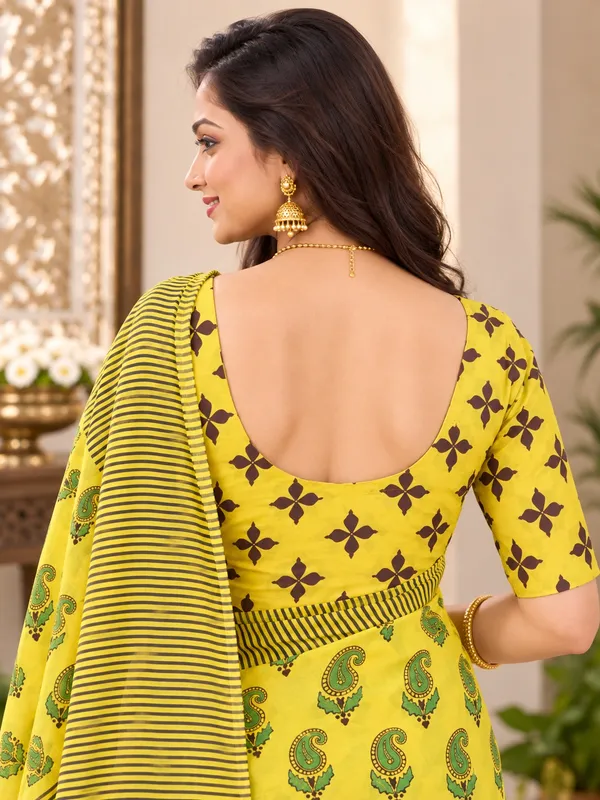 Saarah_Pure_Linen_Saree