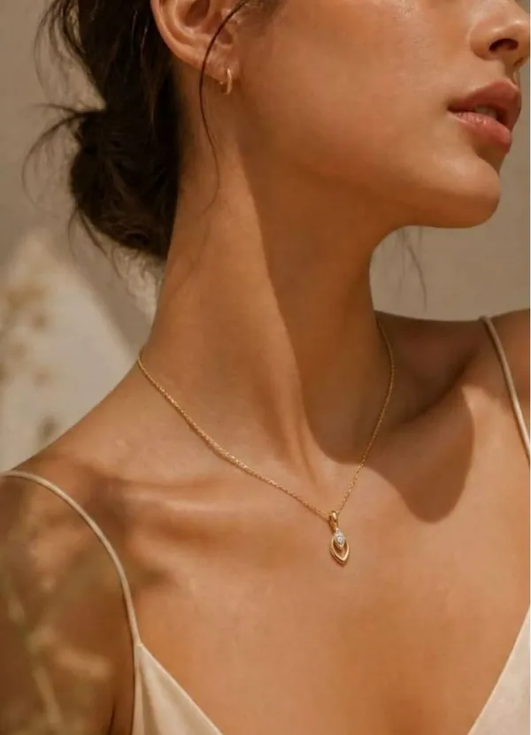Gold-Tone_Pendant_Necklace_for_Women