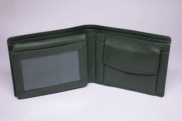 bifold_bottle_green_top_flap_wallet