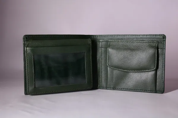 bifold_bottle_green_top_flap_wallet