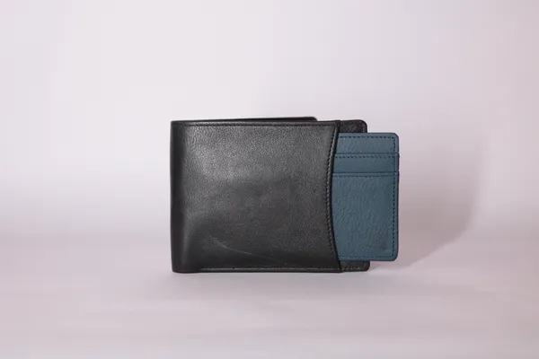bifold_black_and_navy_blue_wallet_with_card_holder