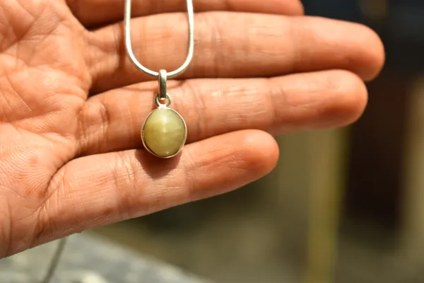 Olive_Green_Quartz_Cat'S_Eye_925_Sterling_Silver_Oval_Pendant_Unisex