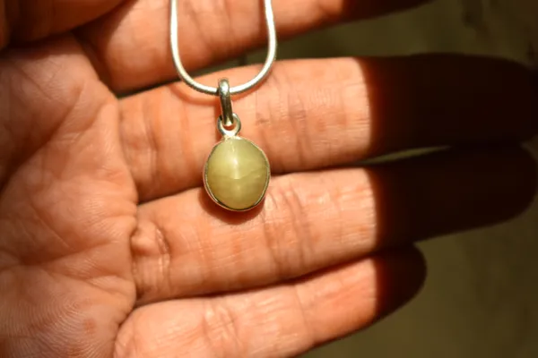 Olive_Green_Quartz_Cat'S_Eye_925_Sterling_Silver_Oval_Pendant_Unisex