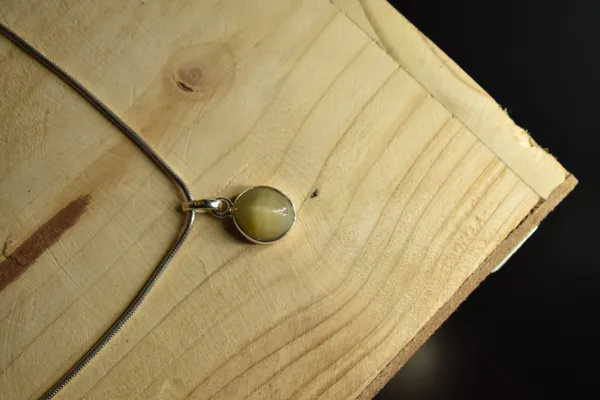 Olive_Green_Quartz_Cat'S_Eye_925_Sterling_Silver_Oval_Pendant_Unisex