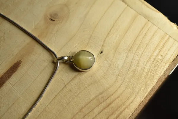 Olive_Green_Quartz_Cat'S_Eye_925_Sterling_Silver_Oval_Pendant_Unisex