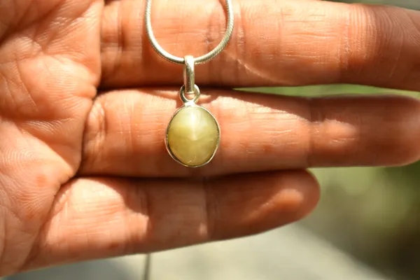 Olive_Green_Quartz_Cat'S_Eye_925_Sterling_Silver_Oval_Pendant_Unisex