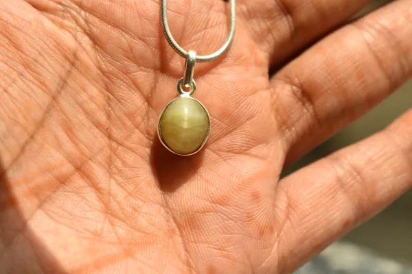 Olive_Green_Quartz_Cat'S_Eye_925_Sterling_Silver_Oval_Pendant_Unisex