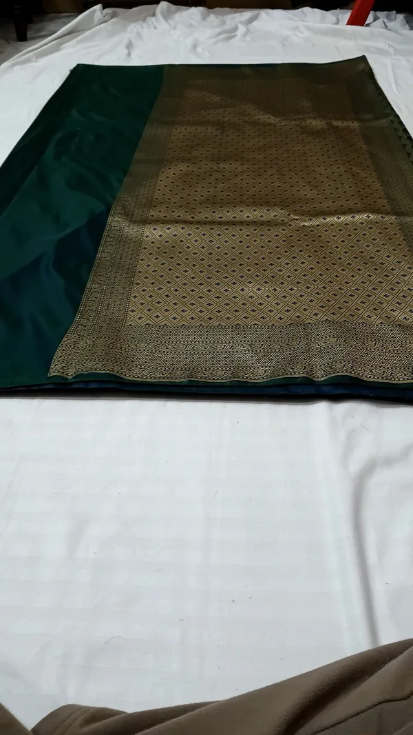 Dark_Green_Woven_Ethnic_Saree_for_Women
