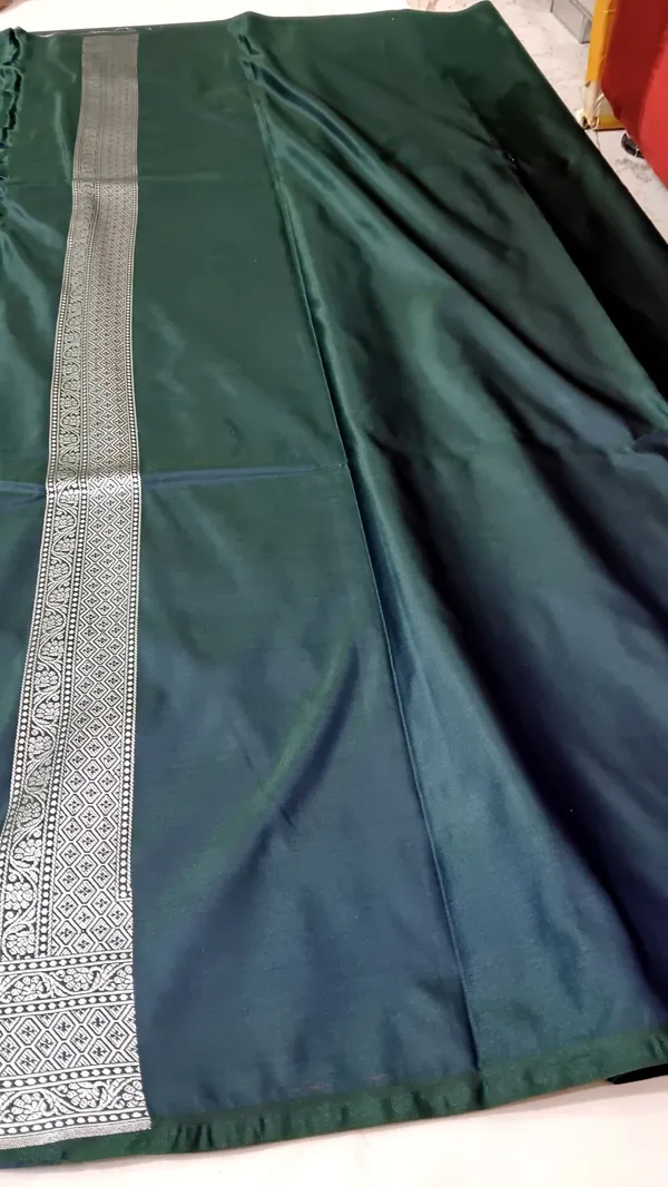 Dark_Green_Woven_Ethnic_Saree_for_Women