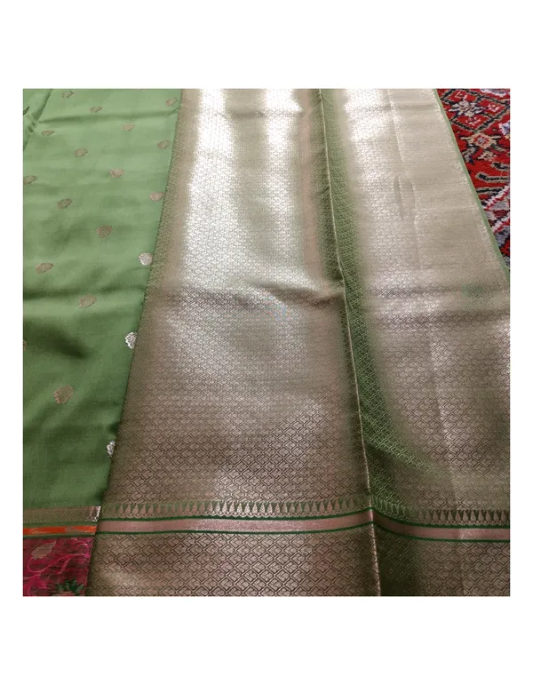 Green_Woven_Floral_Zari_Saree_for_Women
