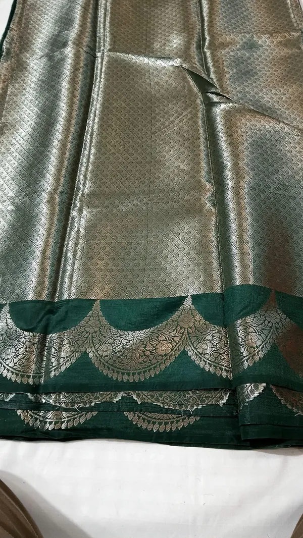 Green_Woven_Floral_Zari_Saree_for_Women