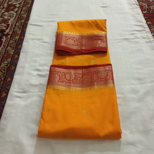 Yellow_Woven_Traditional_Saree_For_Women