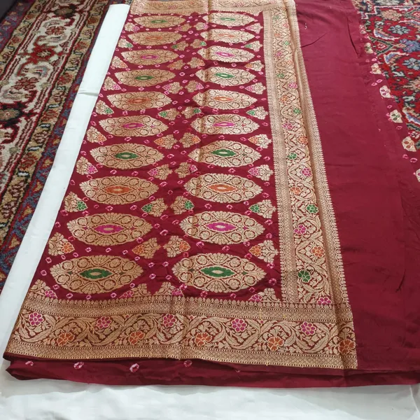 Maroon_Traditional_Patterned_Saree_for_Women