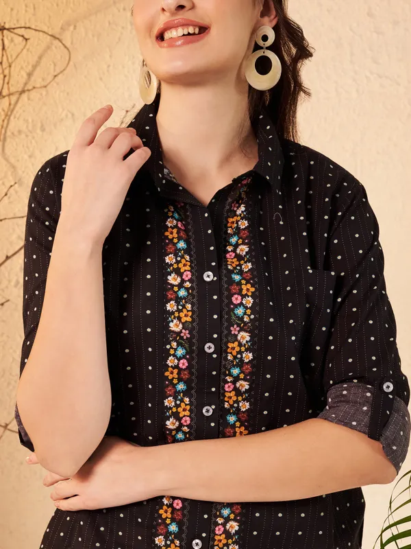 Black_Printed_Regular_Fit_Shirt_For_Women