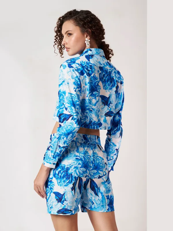 Blue_Floral_Print_Cropped_Shirt_And_Shorts_Set_For_Women