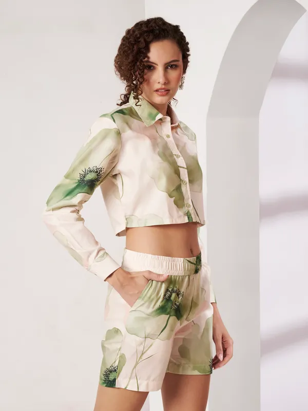 Pastel_Floral_Print_Cropped_Shirt_And_Shorts_Set_For_Women