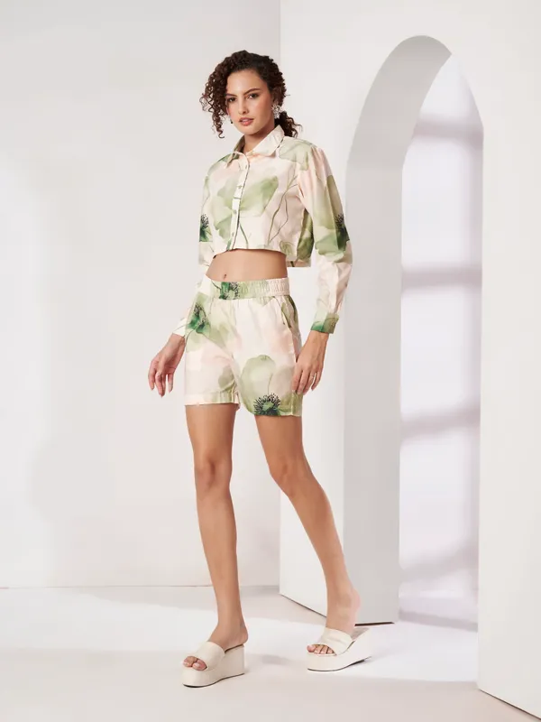 Pastel_Floral_Print_Cropped_Shirt_And_Shorts_Set_For_Women