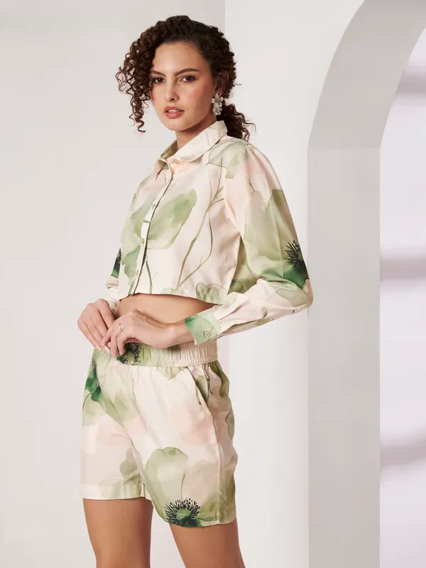 Pastel_Floral_Print_Cropped_Shirt_And_Shorts_Set_For_Women