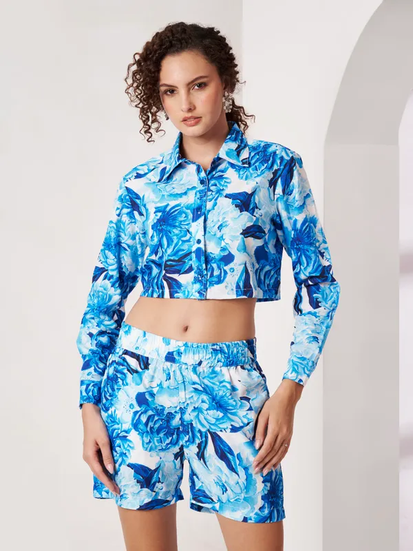 Blue_Floral_Print_Cropped_Shirt_And_Shorts_Set_For_Women