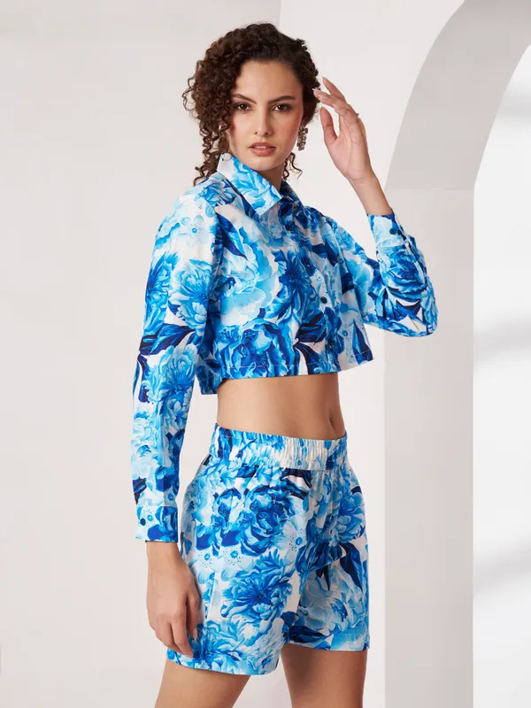 Blue_Floral_Print_Cropped_Shirt_And_Shorts_Set_For_Women
