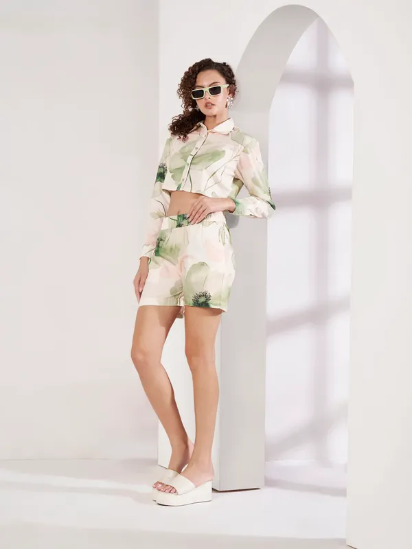 Pastel_Floral_Print_Cropped_Shirt_And_Shorts_Set_For_Women