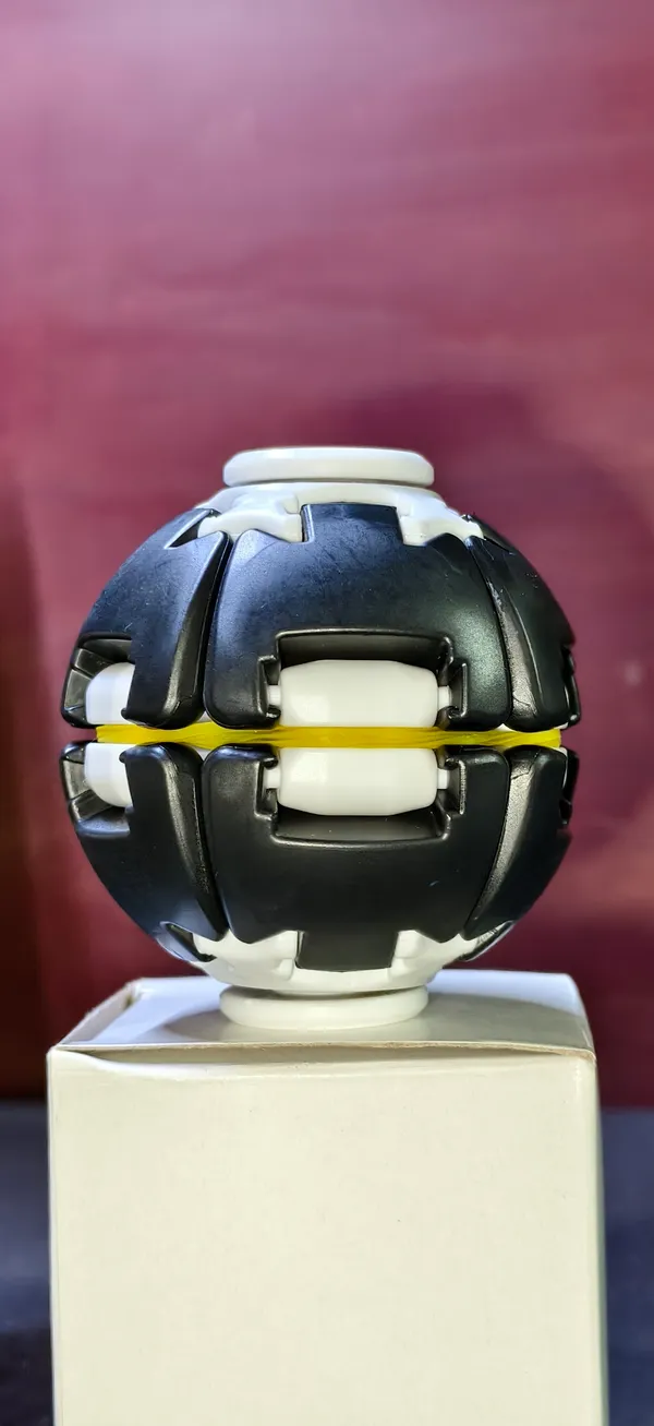 Black_And_White_Plastic_Spin_Ball_Toy_For_Kids_Pack_Of_3