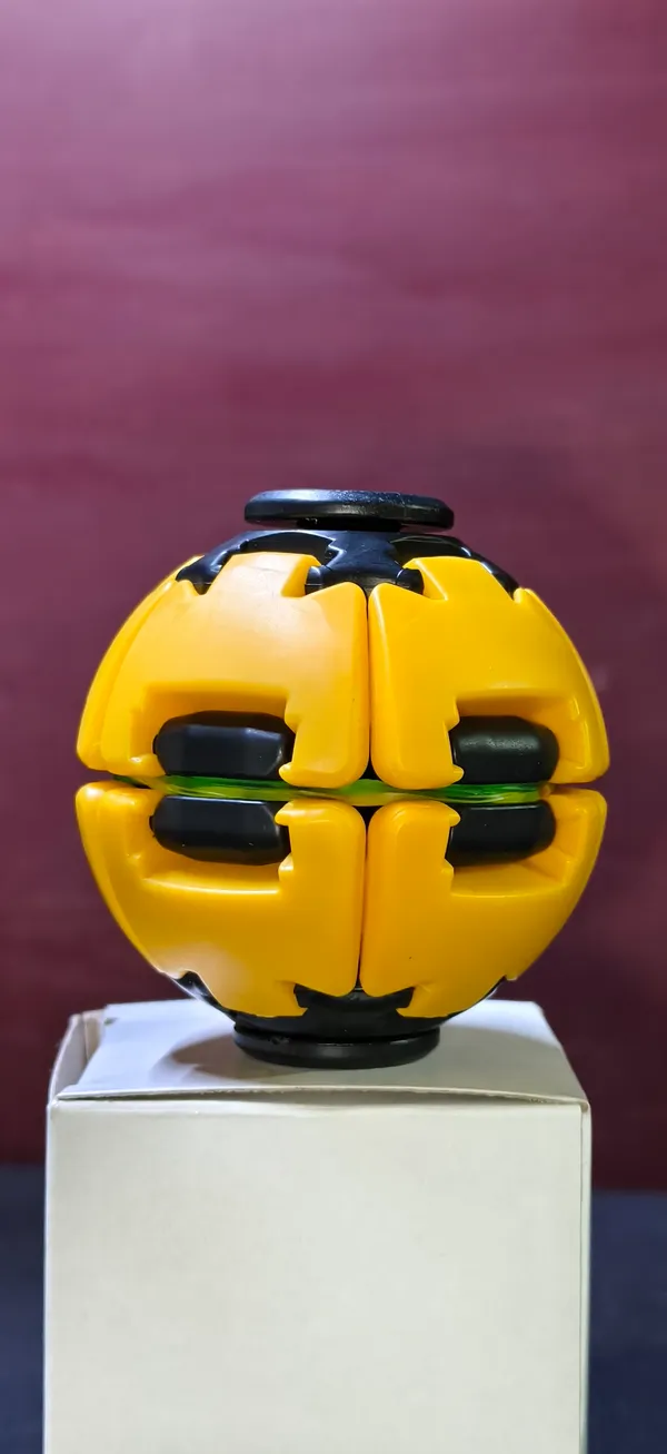 Black_And_Yellow_Plastic_Spin_Ball_Toy_For_Kids_Pack_Of_3