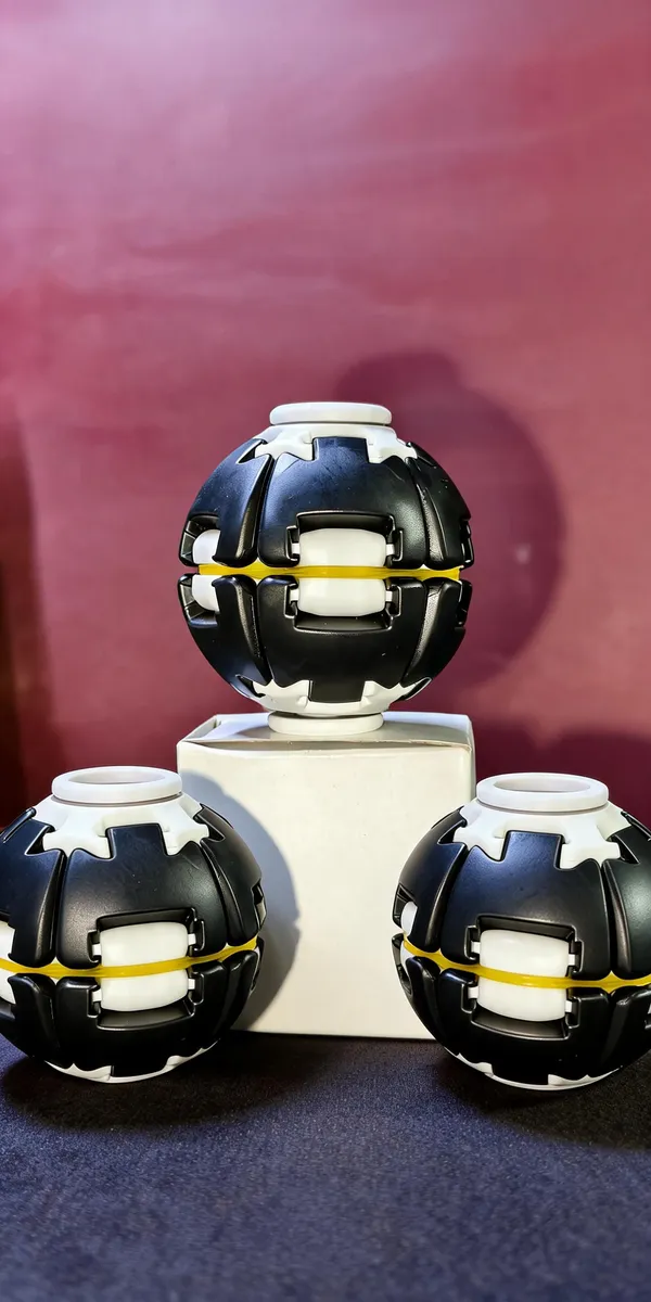 Black_And_White_Plastic_Spin_Ball_Toy_For_Kids_Pack_Of_3