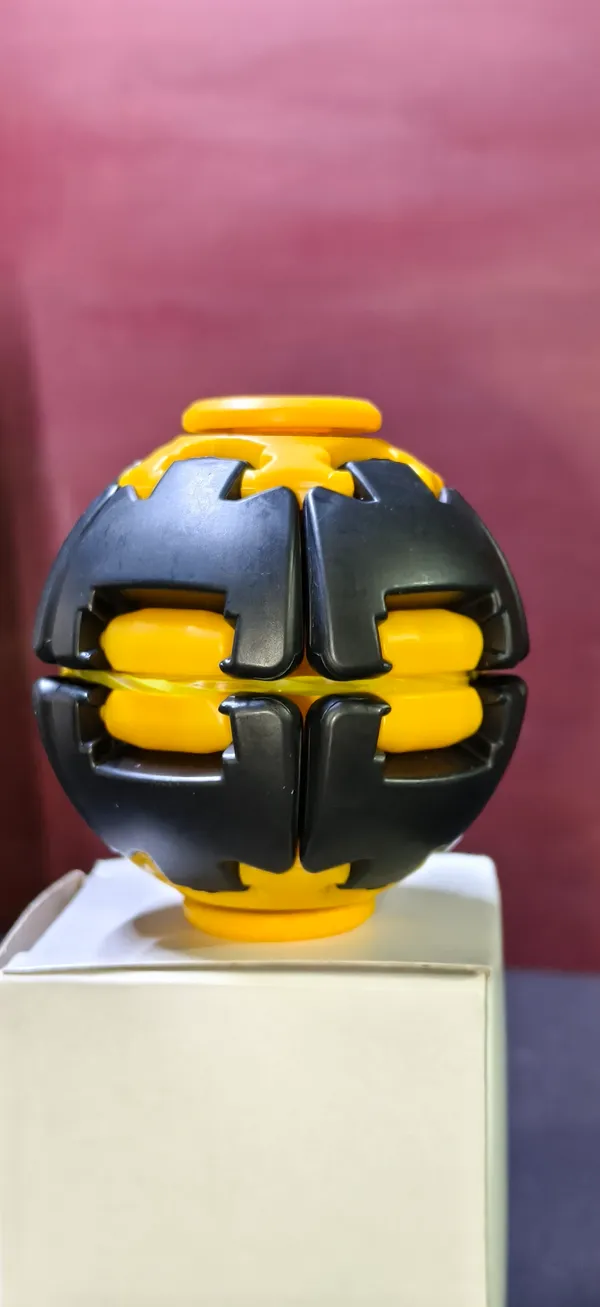Black_And_Yellow_Plastic_Spin_Ball_Toy_For_Kids_Pack_Of_3