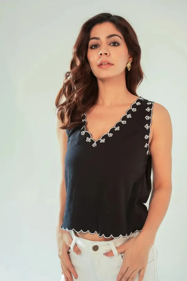 Black_Scallop_Embroidered_Sleeveless_Top