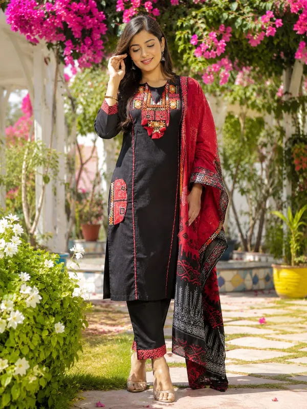 Black_Printed_Straight_Kurta_Set_For_Women
