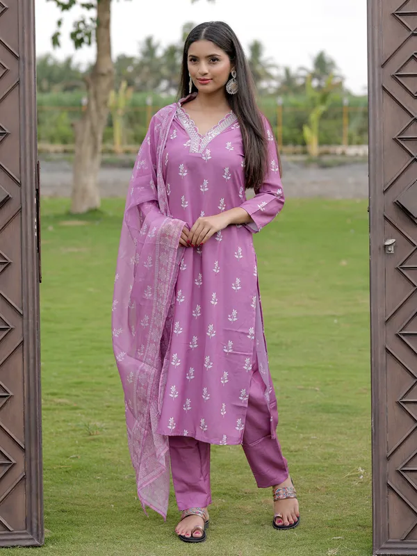 Women's_Embroidered_Rayon_Kurti_with_Pant_&_Taby_Dupatta_Set_|_D780_ONION