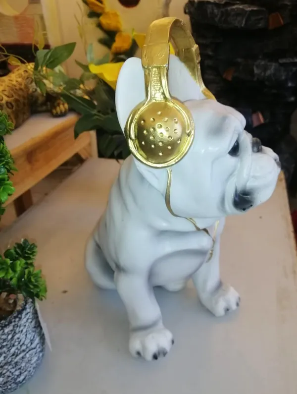 French_Bulldog_Figurine_With_Headphones