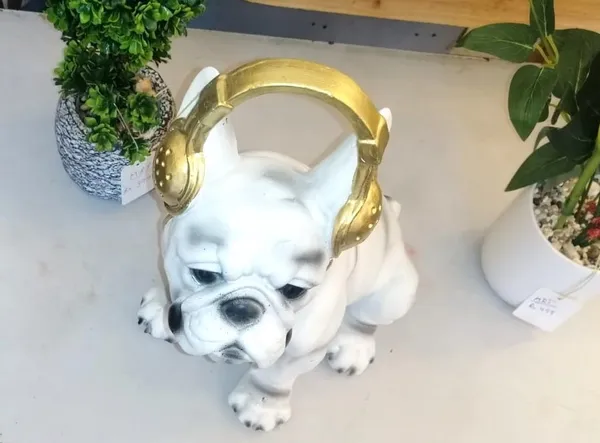 French_Bulldog_Figurine_With_Headphones
