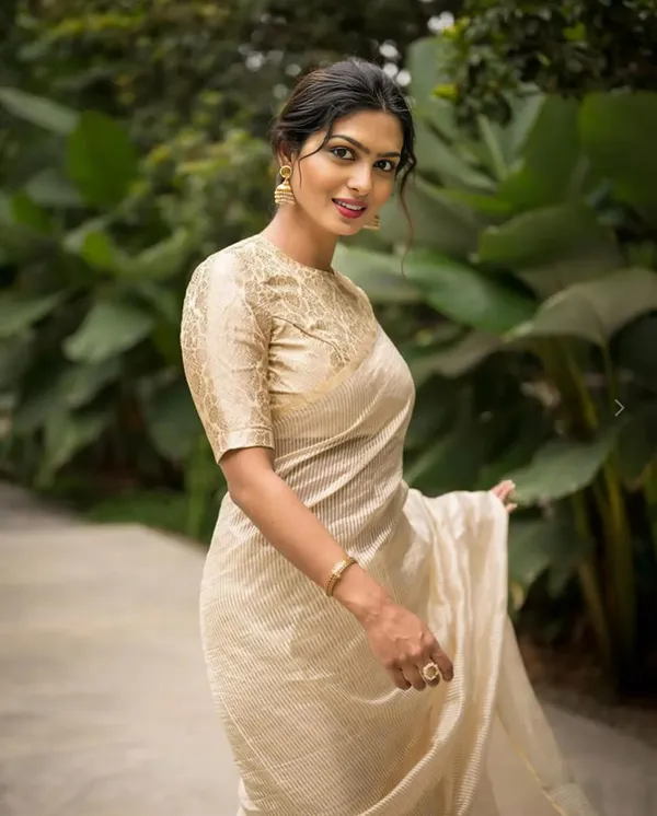 White_Banarasi_Soft_Silk_Saree_For_Women