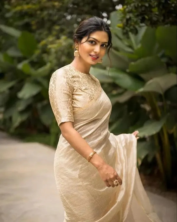 White_Banarasi_Soft_Silk_Saree_For_Women