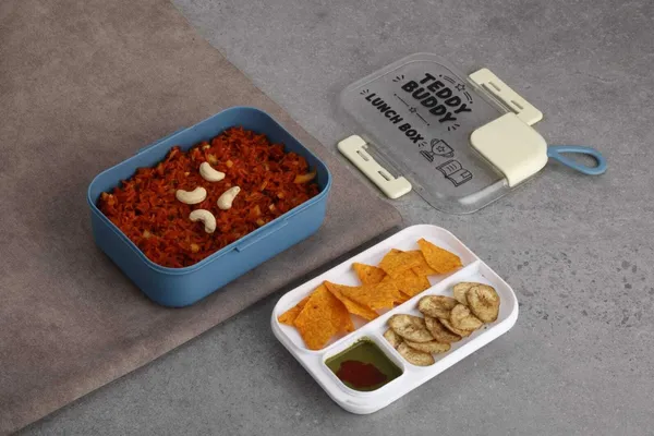 Plastic_Divided_Bento_Lunch_Box_With_Cutlery